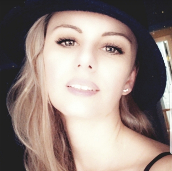 Meet your Posher, Sylvia - Picture 3 of 3